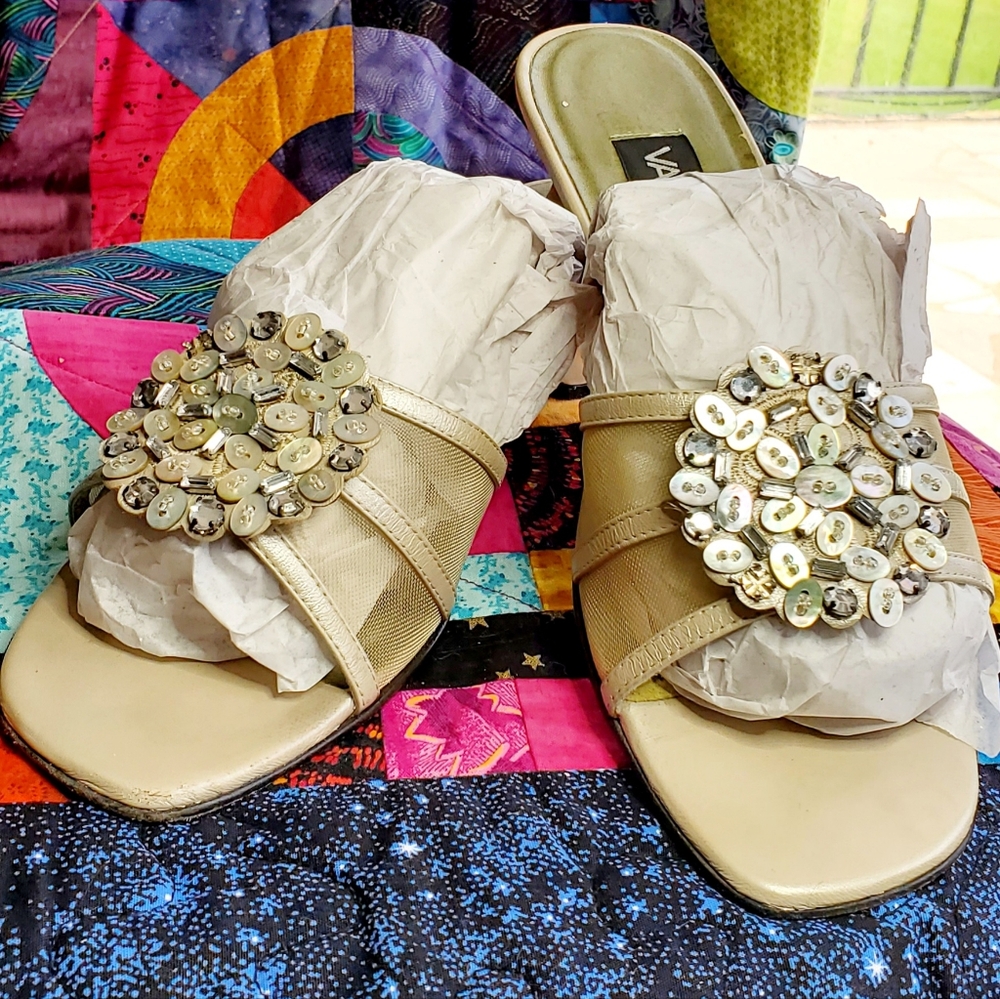 Van Eli 10M ivory Sandal with fancy mother of pearl and rhinestone detail